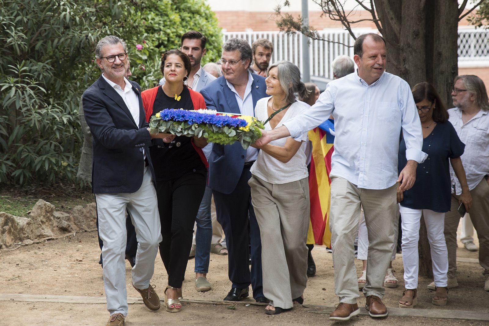 Junts per Sant Cugat fa l'Ofrena floral a Rafael Casanova. Foto: Bernat Millet.