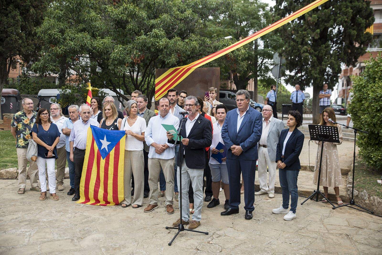 Junts per Sant Cugat fa l'Ofrena floral a Rafael Casanova. Foto: Bernat Millet.