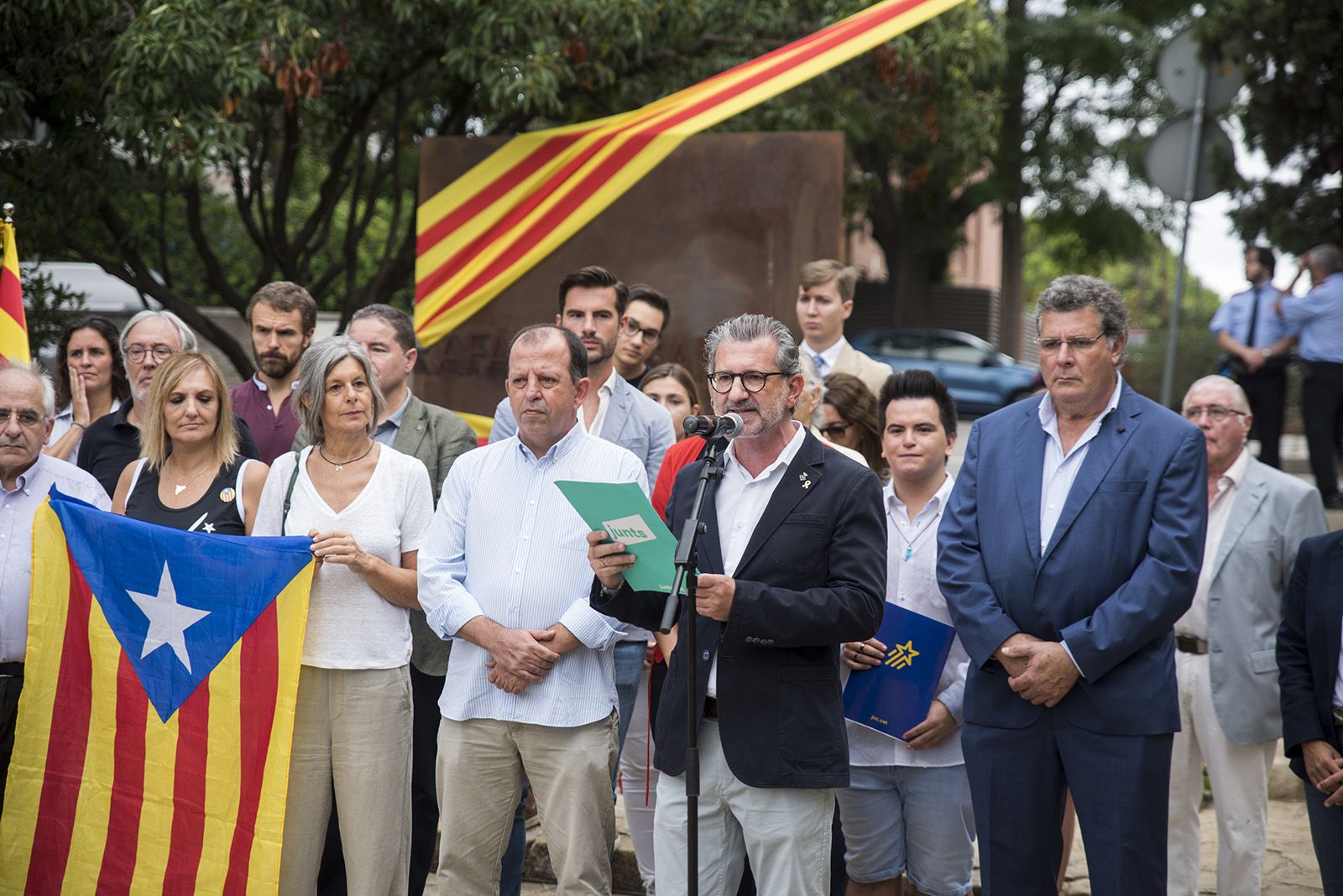 Junts per Sant Cugat fa l'Ofrena floral a Rafael Casanova. Foto: Bernat Millet.