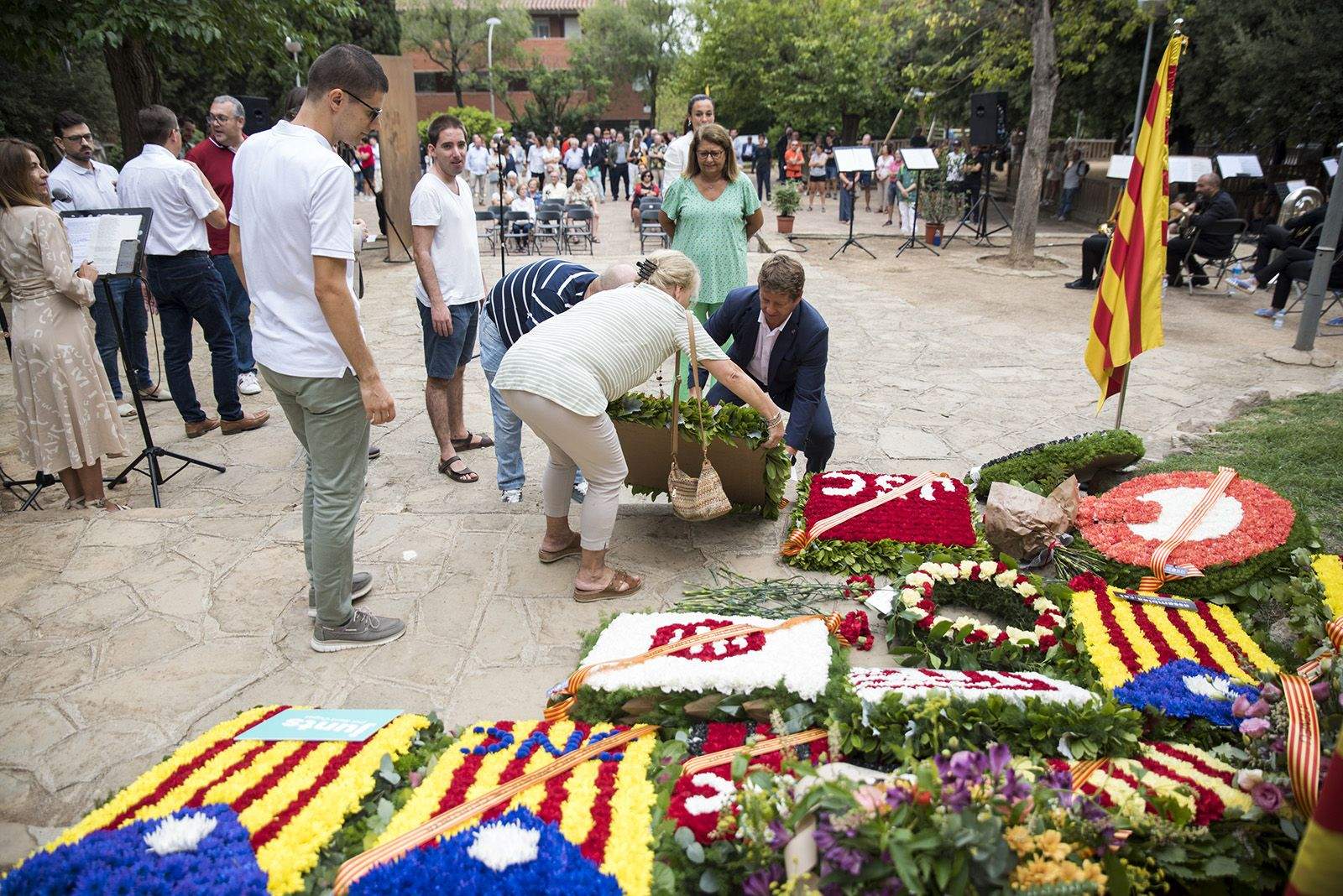 PSC fa l'Ofrena floral a Rafael Casanova. Foto: Bernat Millet.