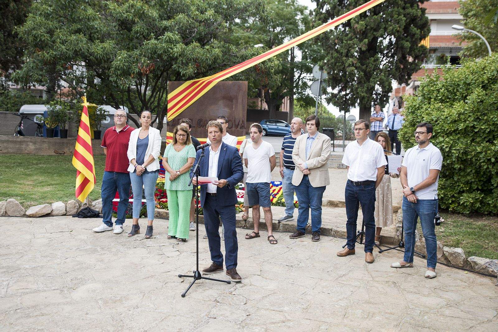 PSC fa l'Ofrena floral a Rafael Casanova. Foto: Bernat Millet.