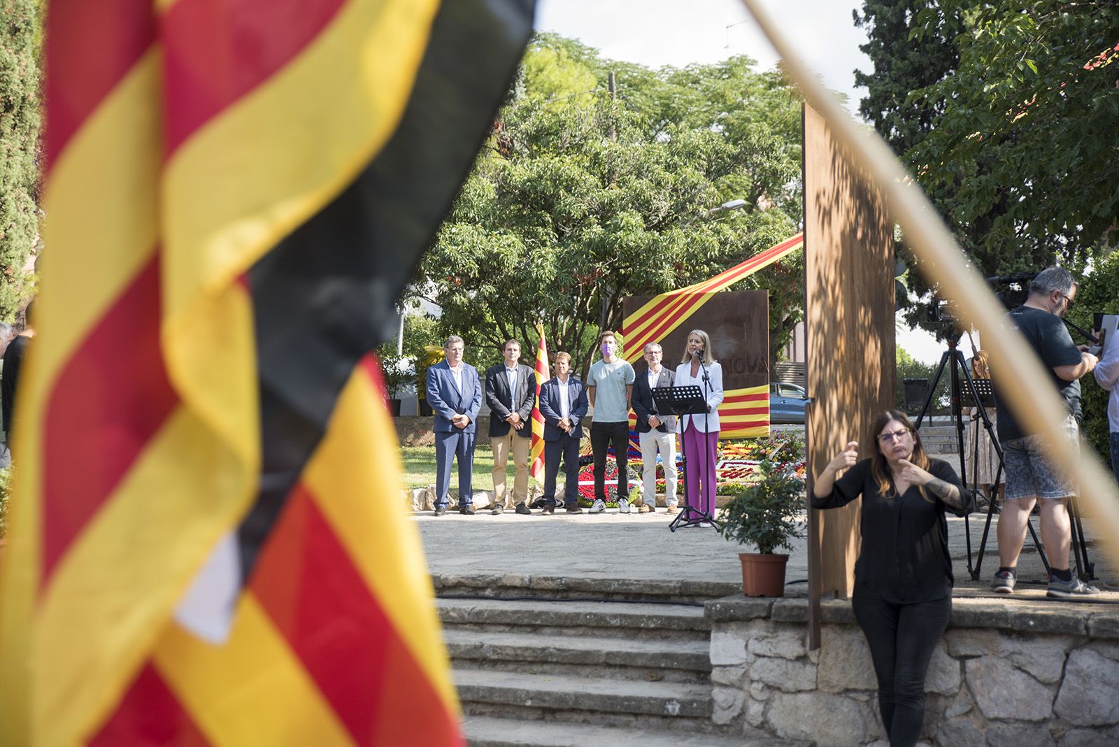 L'alcaldessa, Mireia Ingla, llegeix el manifest durant l'Ofrena floral a Rafael Casanova. Foto: Bernat Millet.