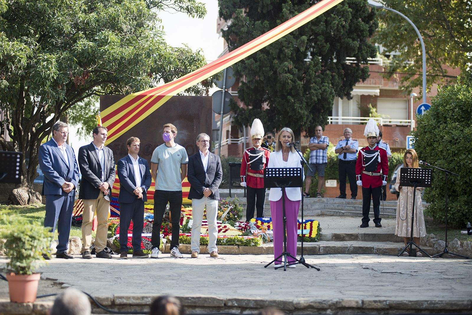 L'alcaldessa, Mireia Ingla, llegeix el manifest durant l'Ofrena floral a Rafael Casanova. Foto: Bernat Millet.