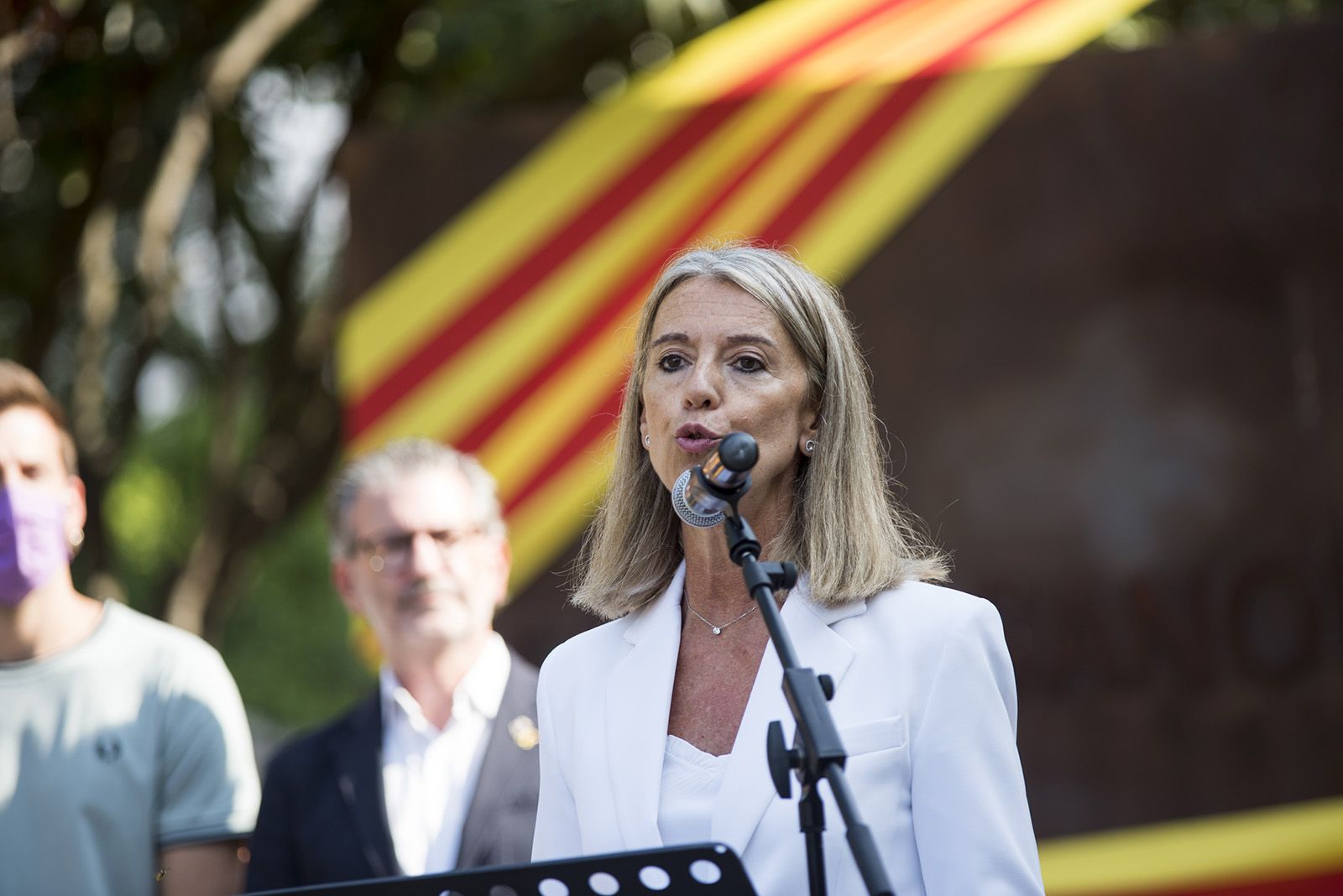 L'alcaldessa, Mireia Ingla, llegeix el manifest durant l'Ofrena floral a Rafael Casanova. Foto: Bernat Millet.