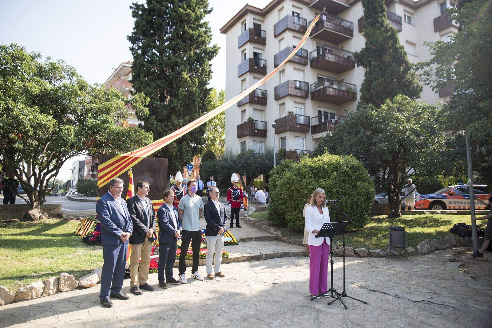 L'alcaldessa, Mireia Ingla, llegeix el manifest durant l'Ofrena floral a Rafael Casanova. Foto: Bernat Millet.