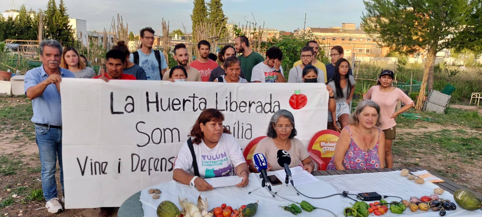 Usuaris de l'Horta alliberada de Sant Cugat a la roda de premsa per demanar el suport per evitar el desallojament. FOTO: TOT