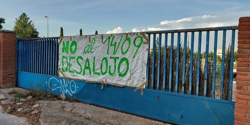 Entrada a l'Horta Alliberada de Sant Cugat amb la pancarta que notifica el desallotjament. FOTO: TOT