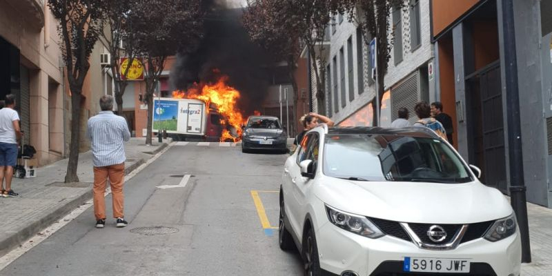 Un camió ha calat foc a Sant Cugat. FOTO: TOT Sant Cugat