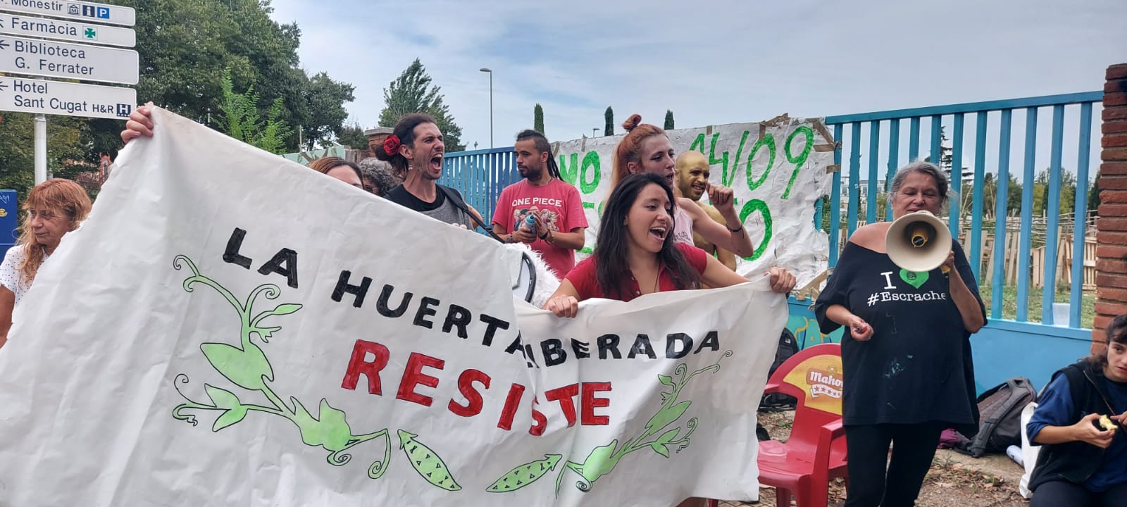 Defensors de l'Horta Alliberada de Sant Cugat celebrant l'ajornament del desallotjament. FOTO: TOT