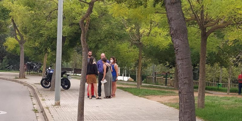 Instant de la negociació entre la comitiva judicial i la defensa de l'Horta Alliberada de Sant Cugat. FOTO: TOT