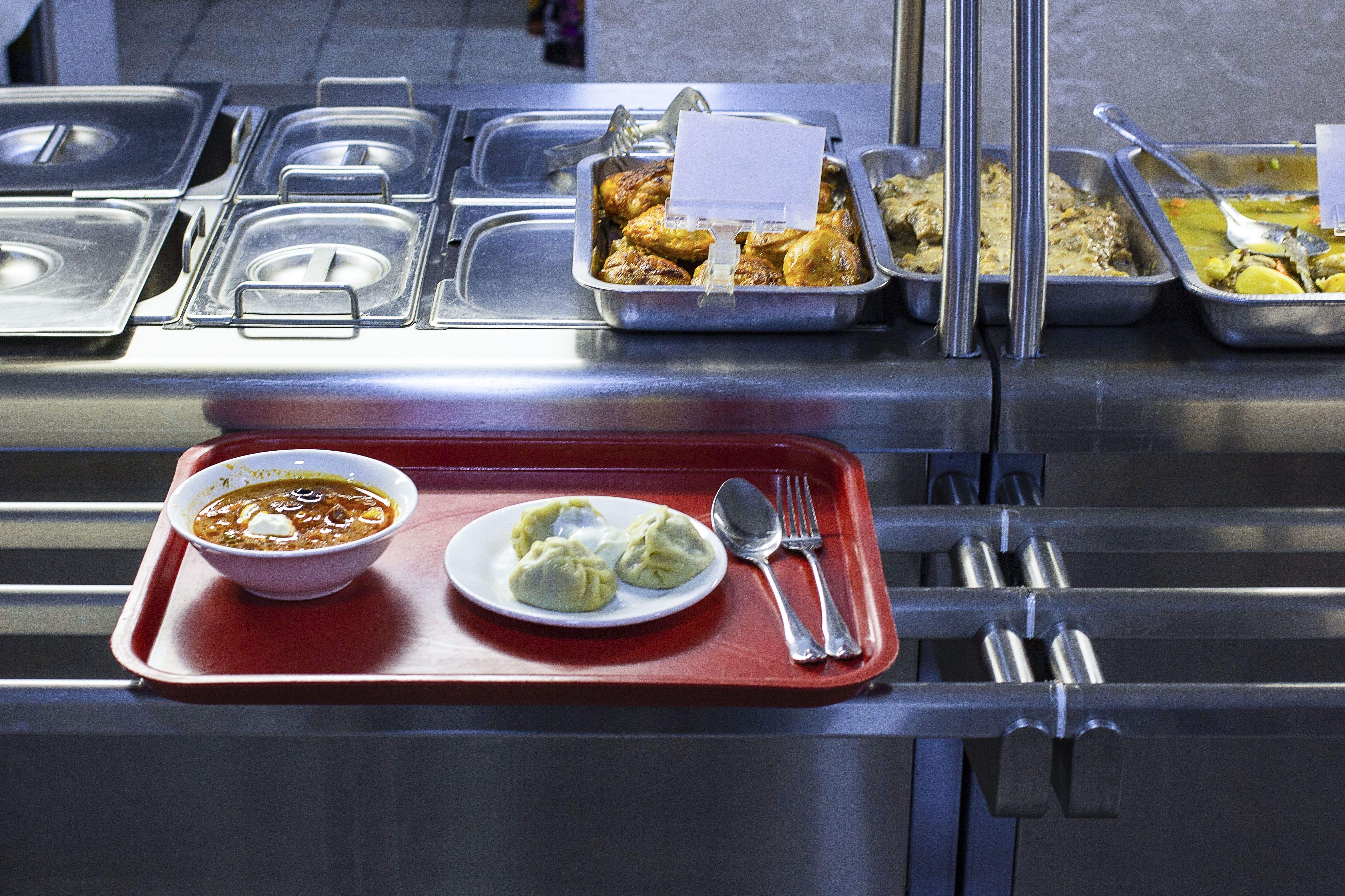 Un àpat al menjador escolar FOTO: iStock