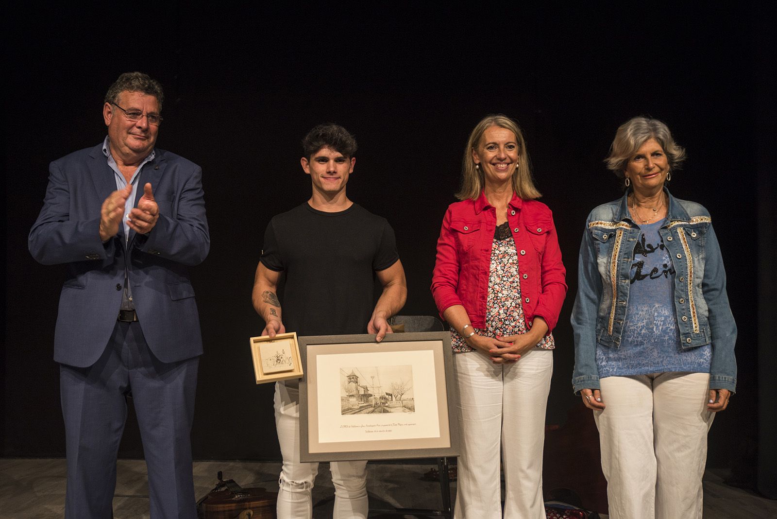 Joan Serraboguñá, pregoner de la Festa Major de Valldoreix 2022,  Josep Puig, president de l'EMD de Valldoreix, Mireia Ingla, alcaldessa de Sant Cugat i Susanna Herrada, vocal de cultura durant el pregó de Festa Major de Valldoreix. Foto: Bernat Millet.