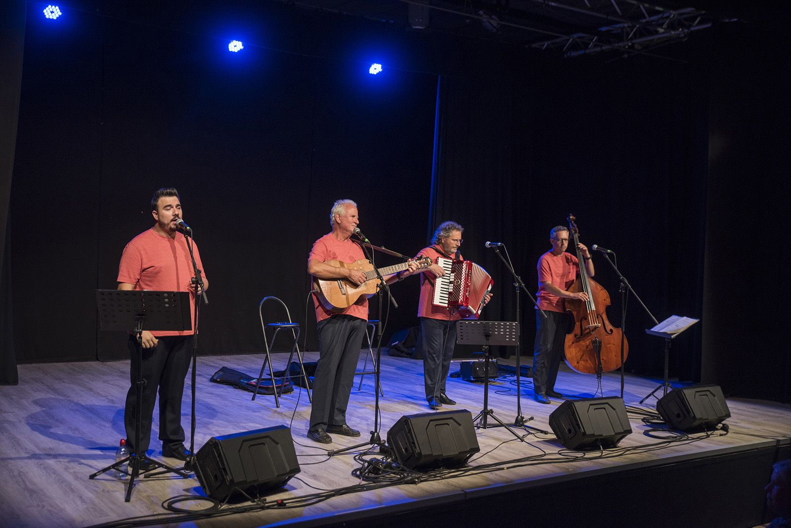 Havaneres amb "Havaneres i canço de taverna" i cremat popular de Festa Major de Valldoreix. Foto: Bernat Millet.