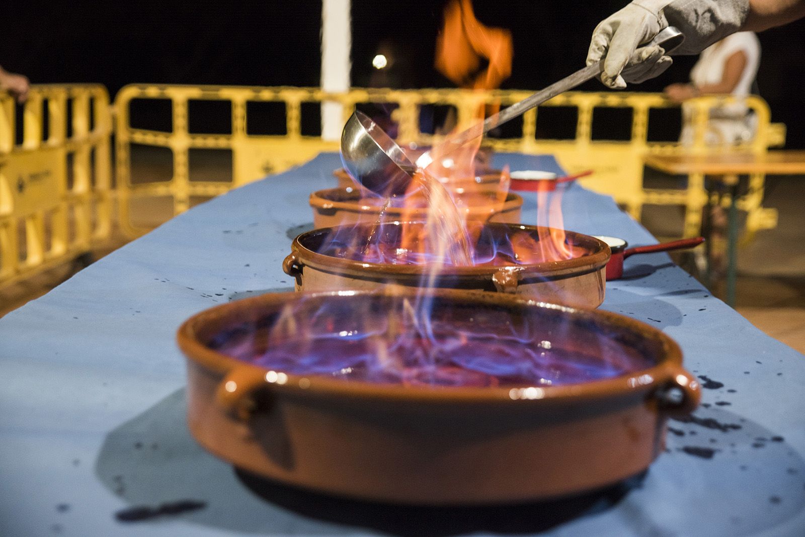 Havaneres amb "Havaneres i canço de taverna" i cremat popular de Festa Major de Valldoreix. Foto: Bernat Millet.