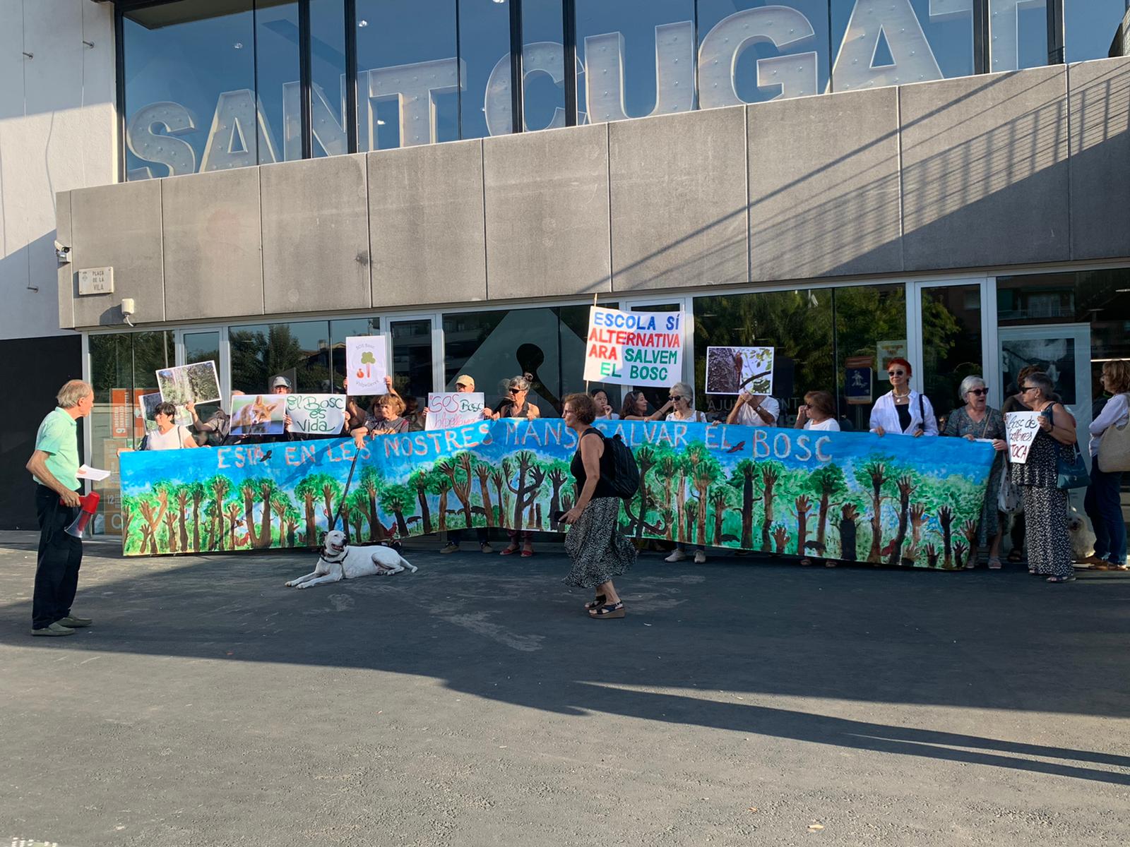 SOS Bosc Volpelleres es concentra a l'exterior de l'ajuntament durant el ple municipal. FOTO: Àgata Guinó