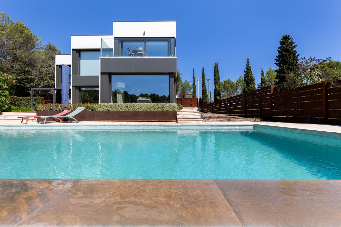 Casa amb piscina 'infinity' a prop de Sant Cugat de la immobiliària aProperties. FOTO: Cedida