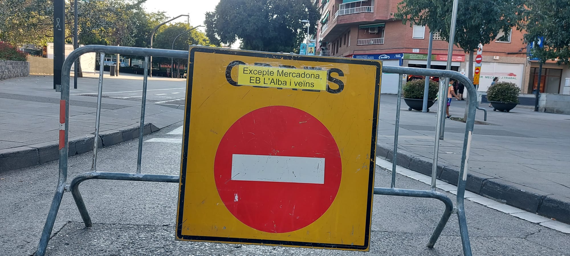 Tanca a la rambla del Celler barrant el pas el Dia sense cotxes a Sant Cugat. FOTO: TOT