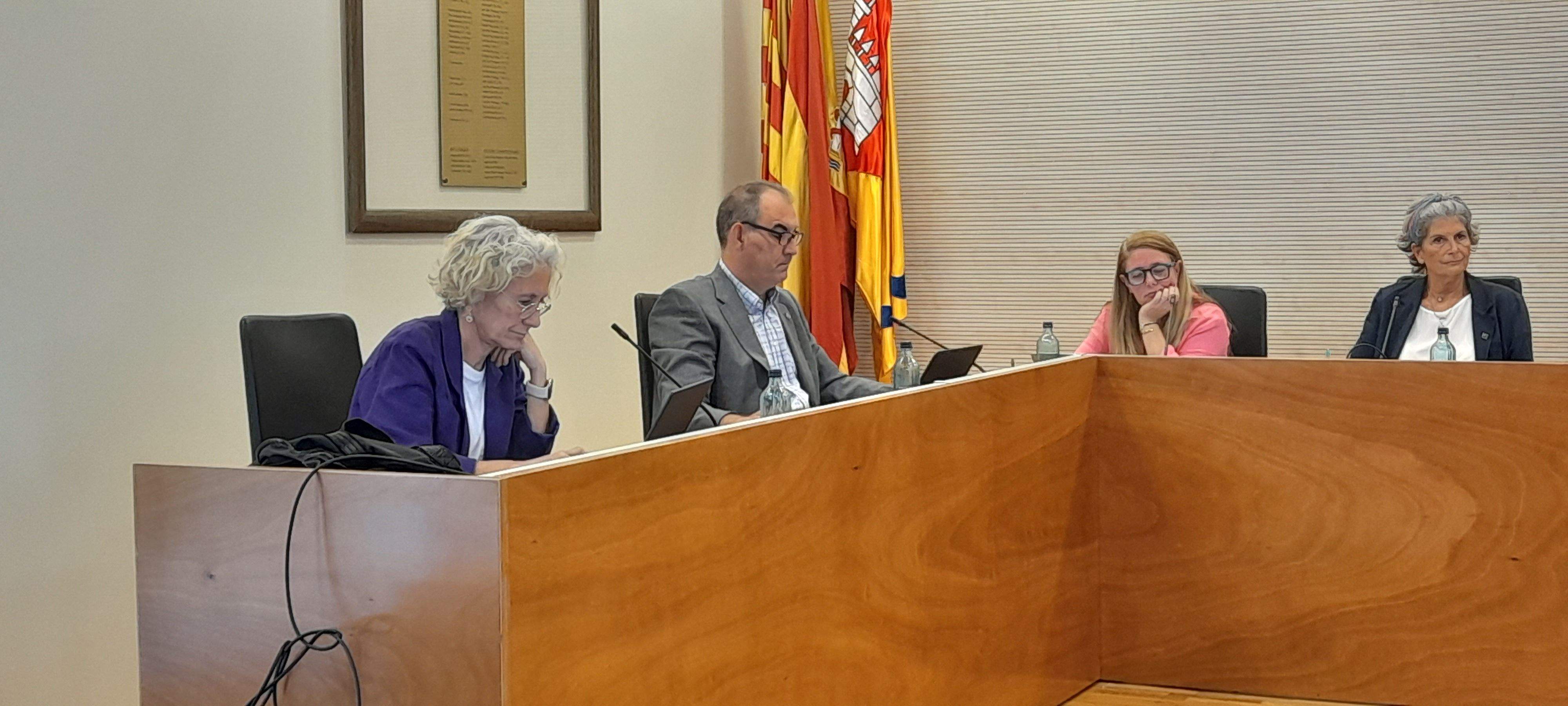 Susanna Casta (a l'esquerra) ha presentat la moció en la sessió plenària de setembre. FOTO: Cristina Cabasés