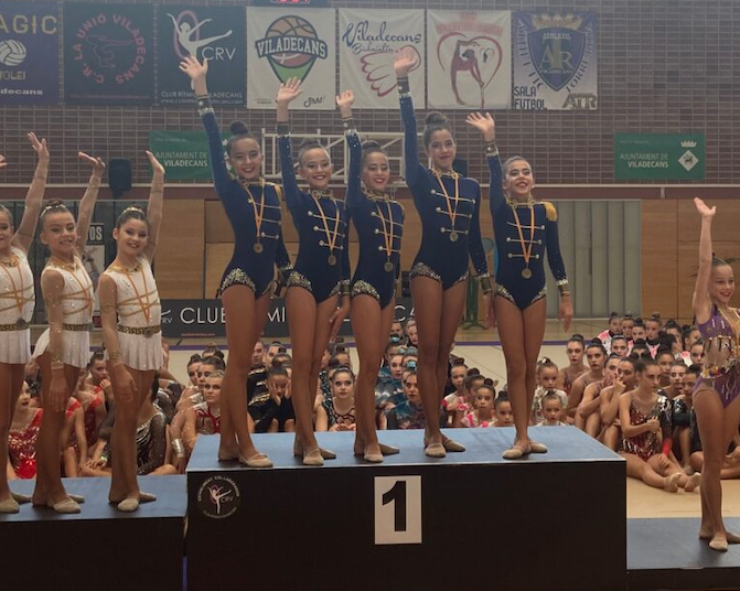 L'equip aleví 7 del Club Gimnàstica Rítmica i Estètica Sant Cugat, en la part més alta del podi de la 1a fase de la Copa Catalana. FOTO: Gimnàstica Rítmica i Estètica Sant Cugat