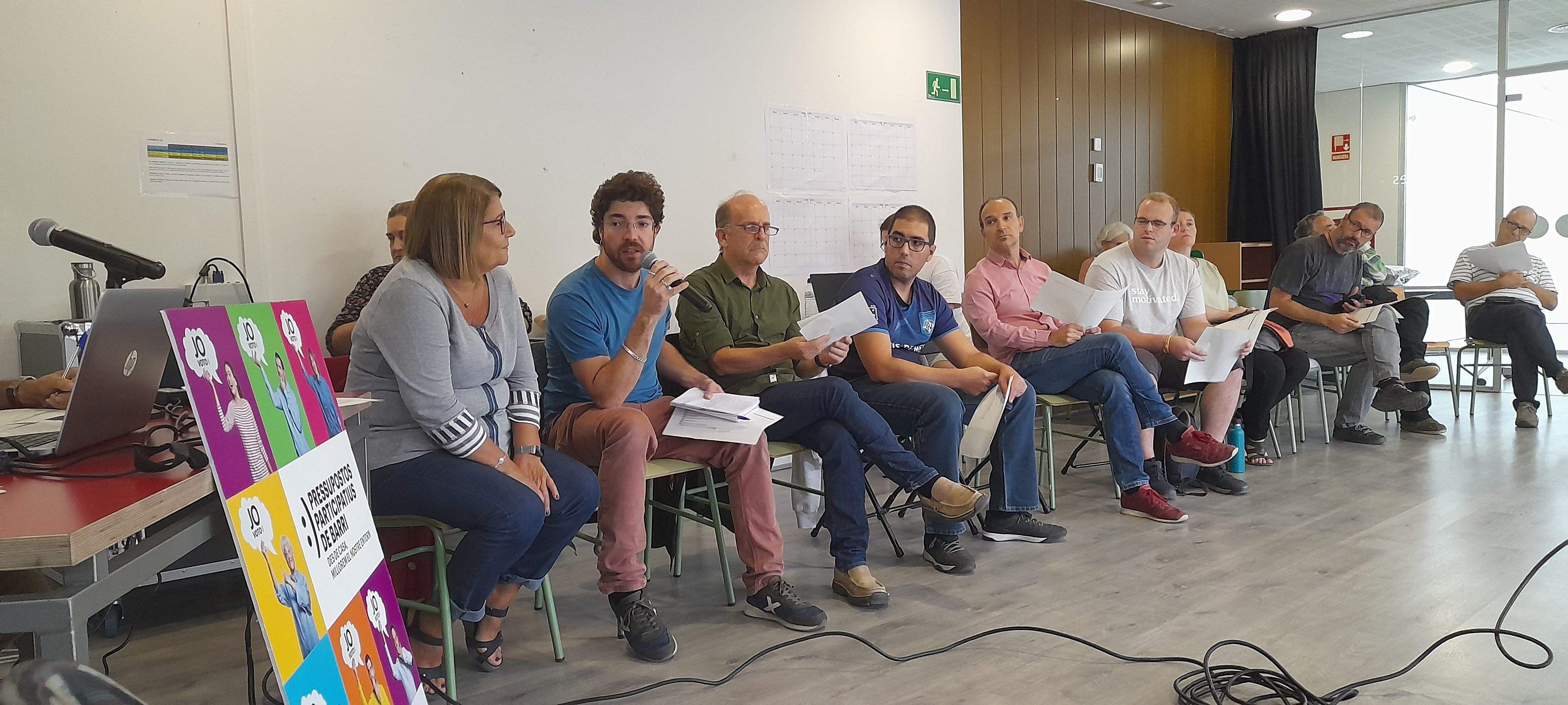 Pilar Gorina (PSC) i Oriol Sànchez (CUP), al Consell de Barri de Mira-sol. FOTO: Cristina Cabasés