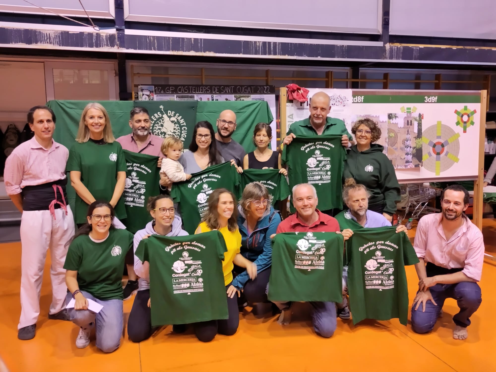Gausacs fa entrega de la samarreta pel Concurs de Castells. FOTO: Castellers de Sant Cugat