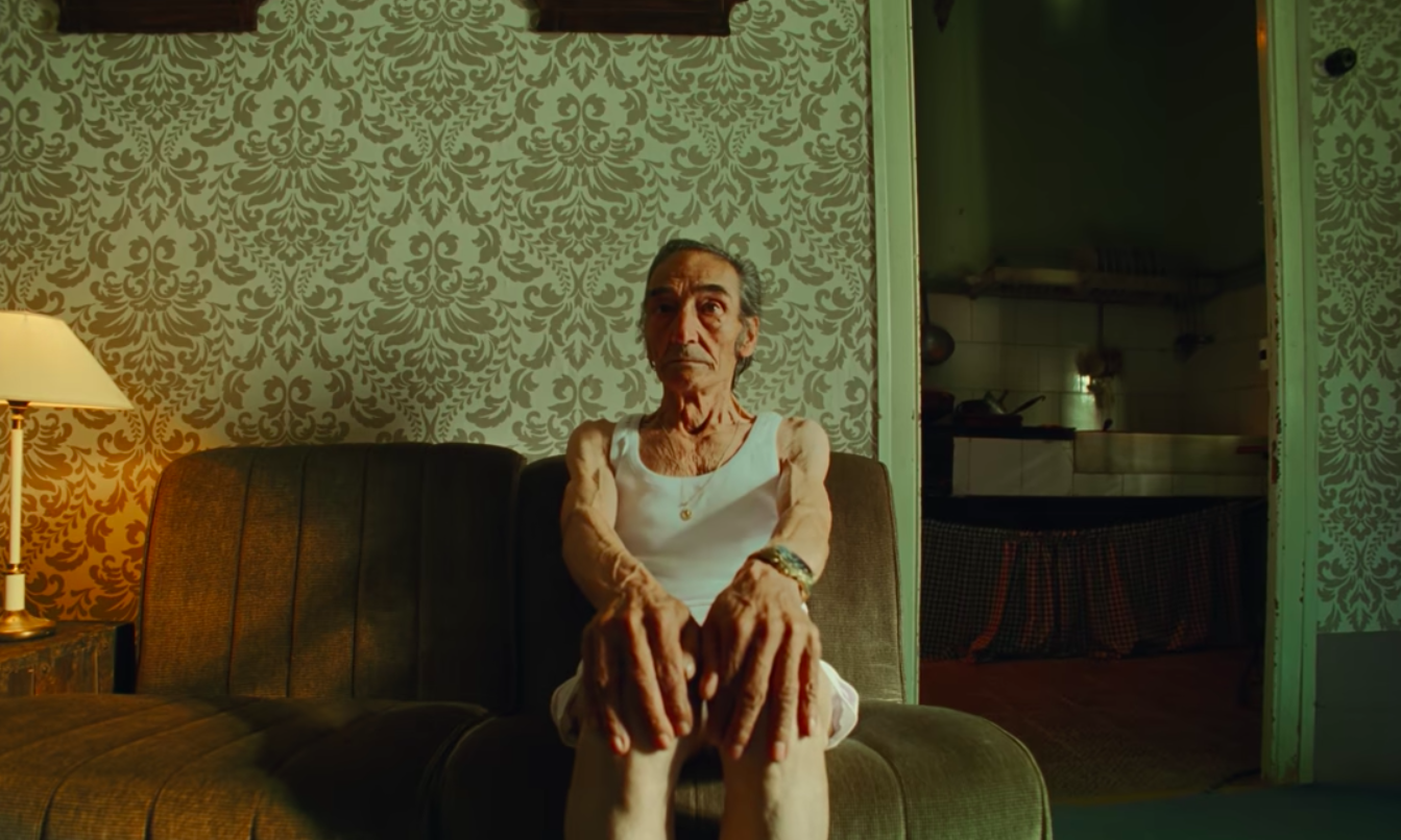 Fotograma del videoclip 'A carta Cabal' de Guitaricadelafuente, dirigit per Pau Carreté