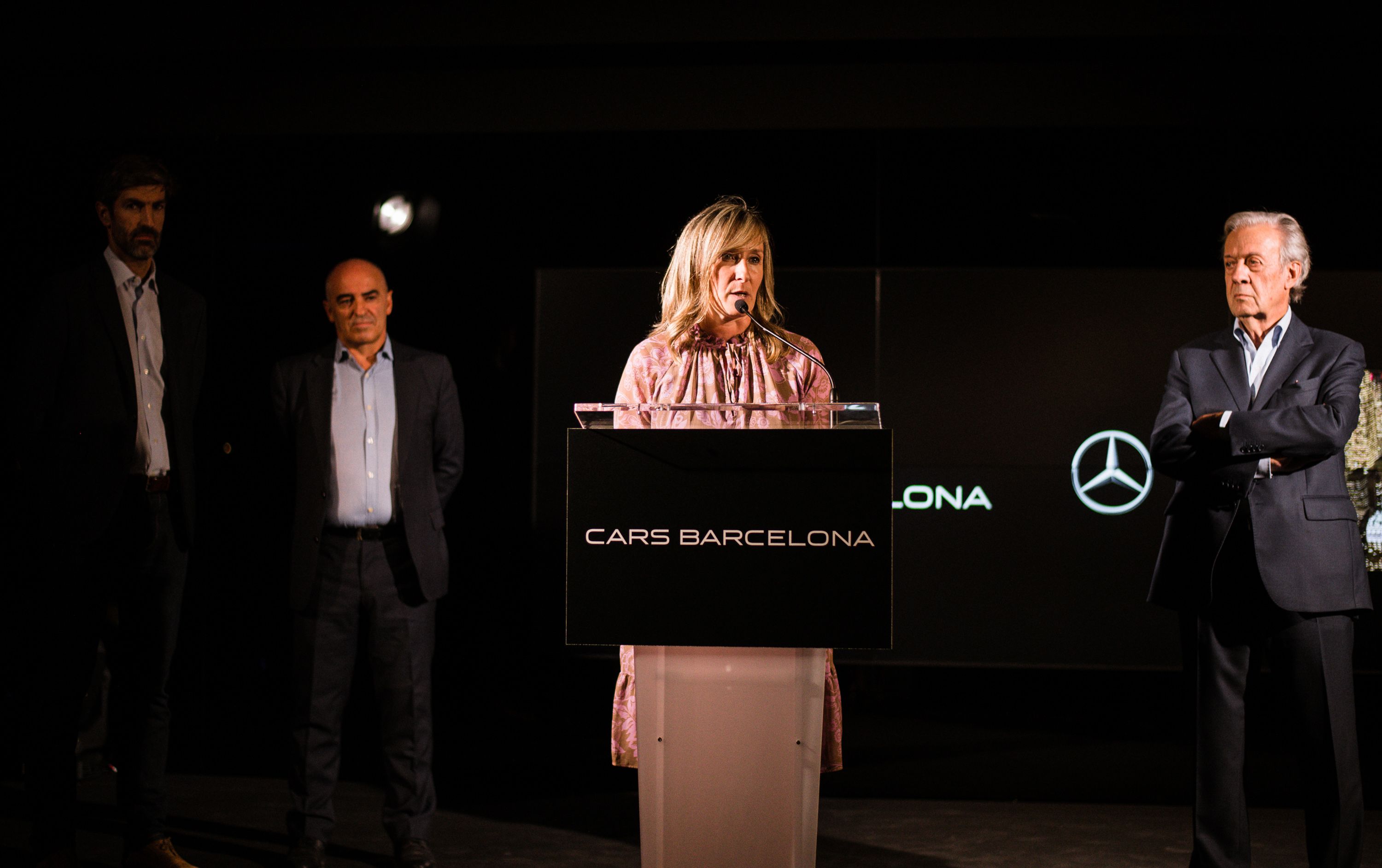Al centre, Marga Gavilán, directora de Cars Barcelona, a la inauguració del nou espai de Mercedes-Benz a Sant Cugat. FOTO: @davidacedo