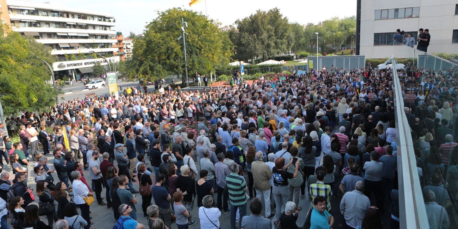 Centenars de santcugatencs a la plaça de la Vila FOTO: Artur Ribera