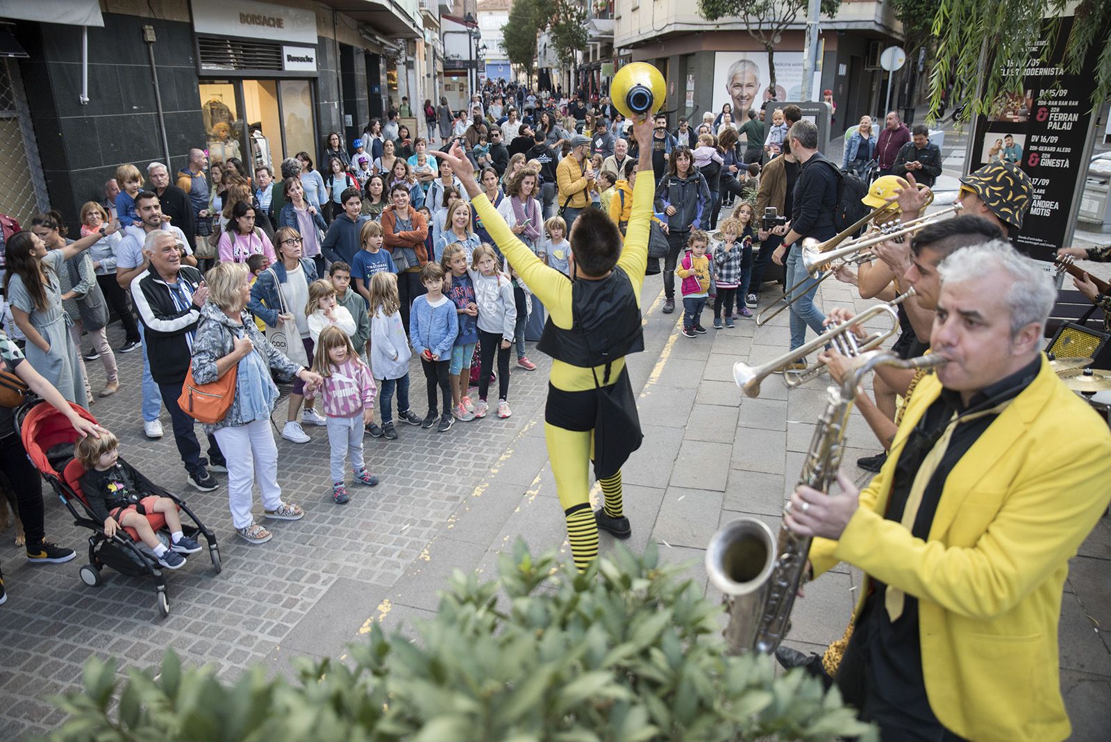 Cercavila musical amb l'Always Drinking Marching Band. FOTO: Bernat Millet.
