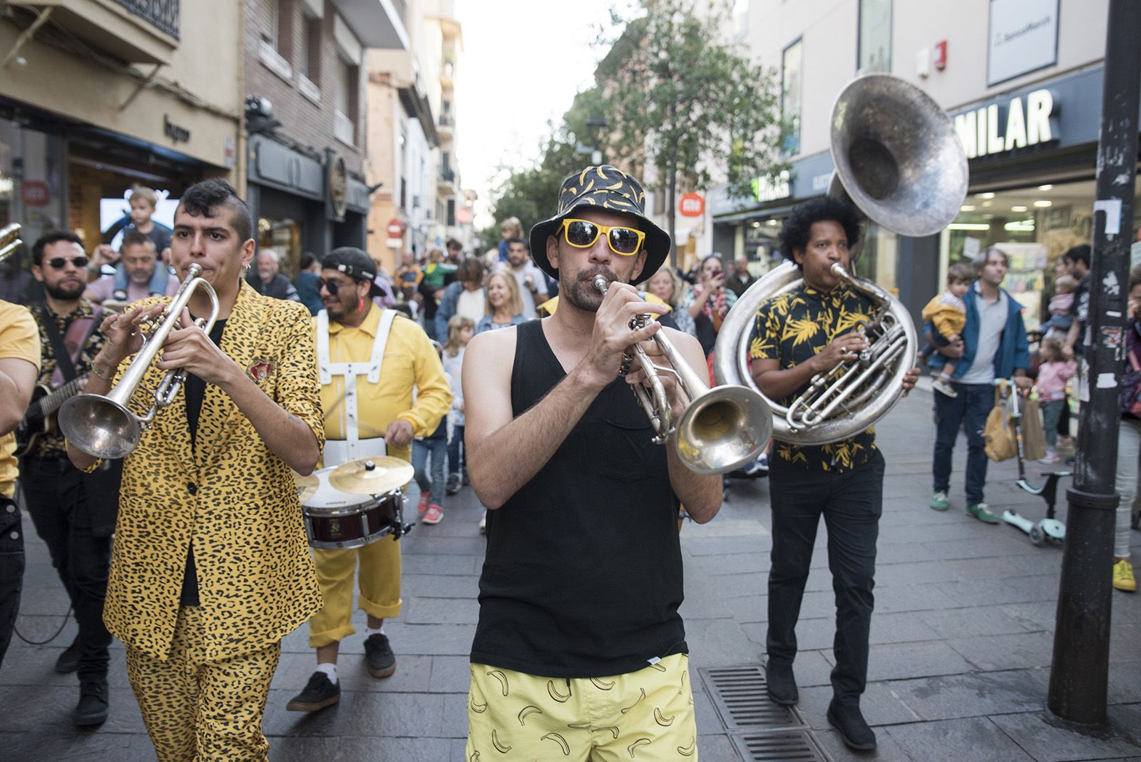 Cercavila musical amb l'Always Drinking Marching Band. FOTO: Bernat Millet.