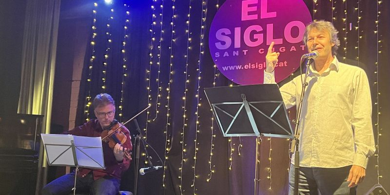 Els versos del fill del forner amb Elies Barberà i el violinista Aleix Puig. FOTO: Laura Grau
