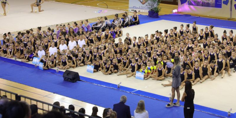 Presentació de les 300 gimnastes del Club Gimnàstica Rítmica i Estètica Sant Cugat. FOTO: Ajuntament