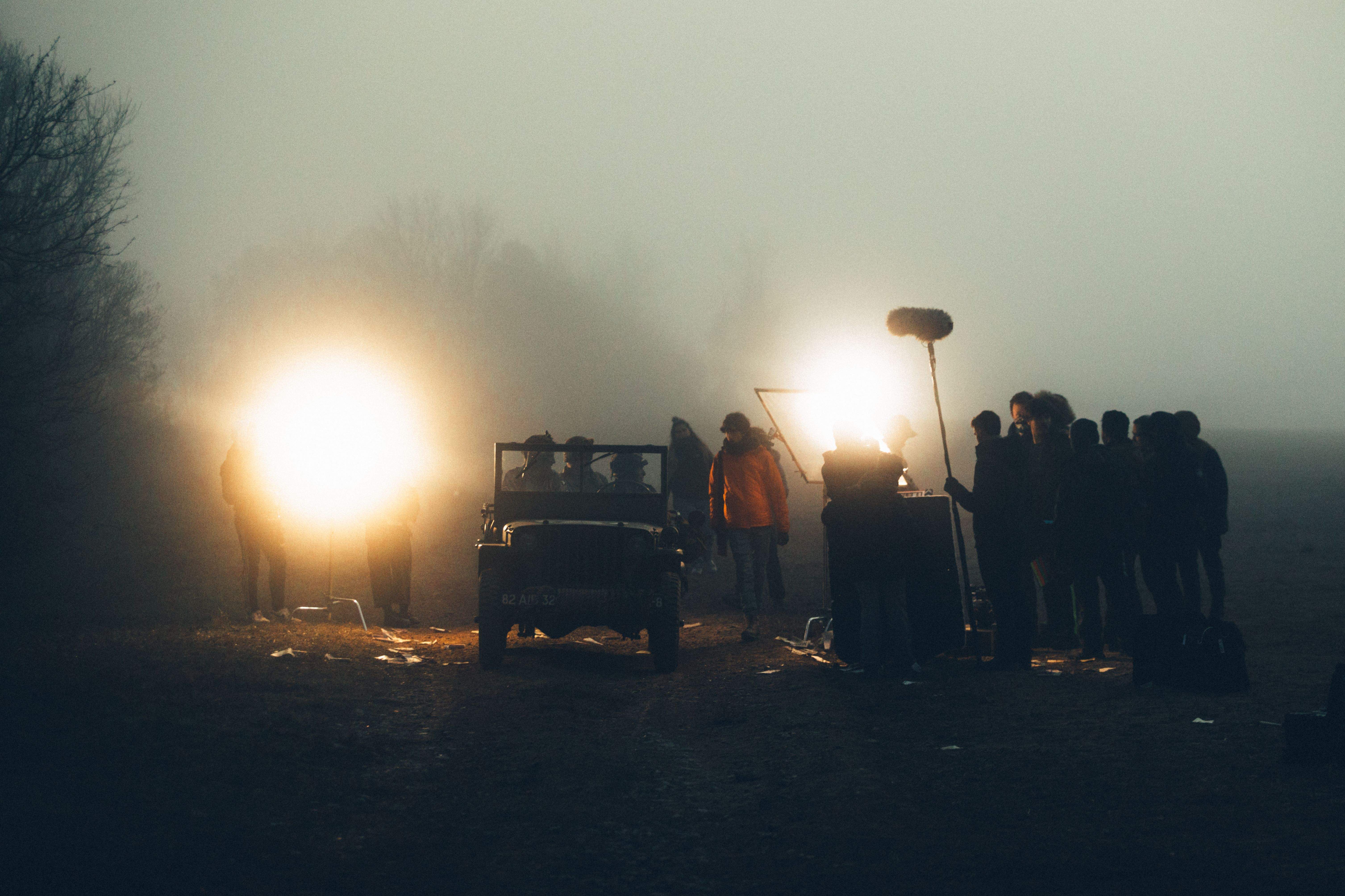 Pol Miró (de taronja) al rodatge del film. FOTO: Ernest Zamora 