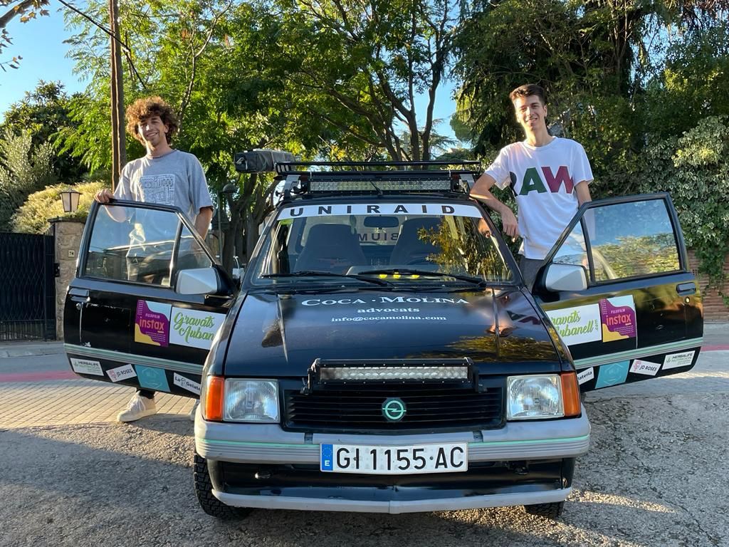 David Feijóo (esquerra) i Ferran Gili (dreta), de l'equip Oasis Team Racing, amb el cotxe que participaran en la Uniraid. FOTO: Cedida