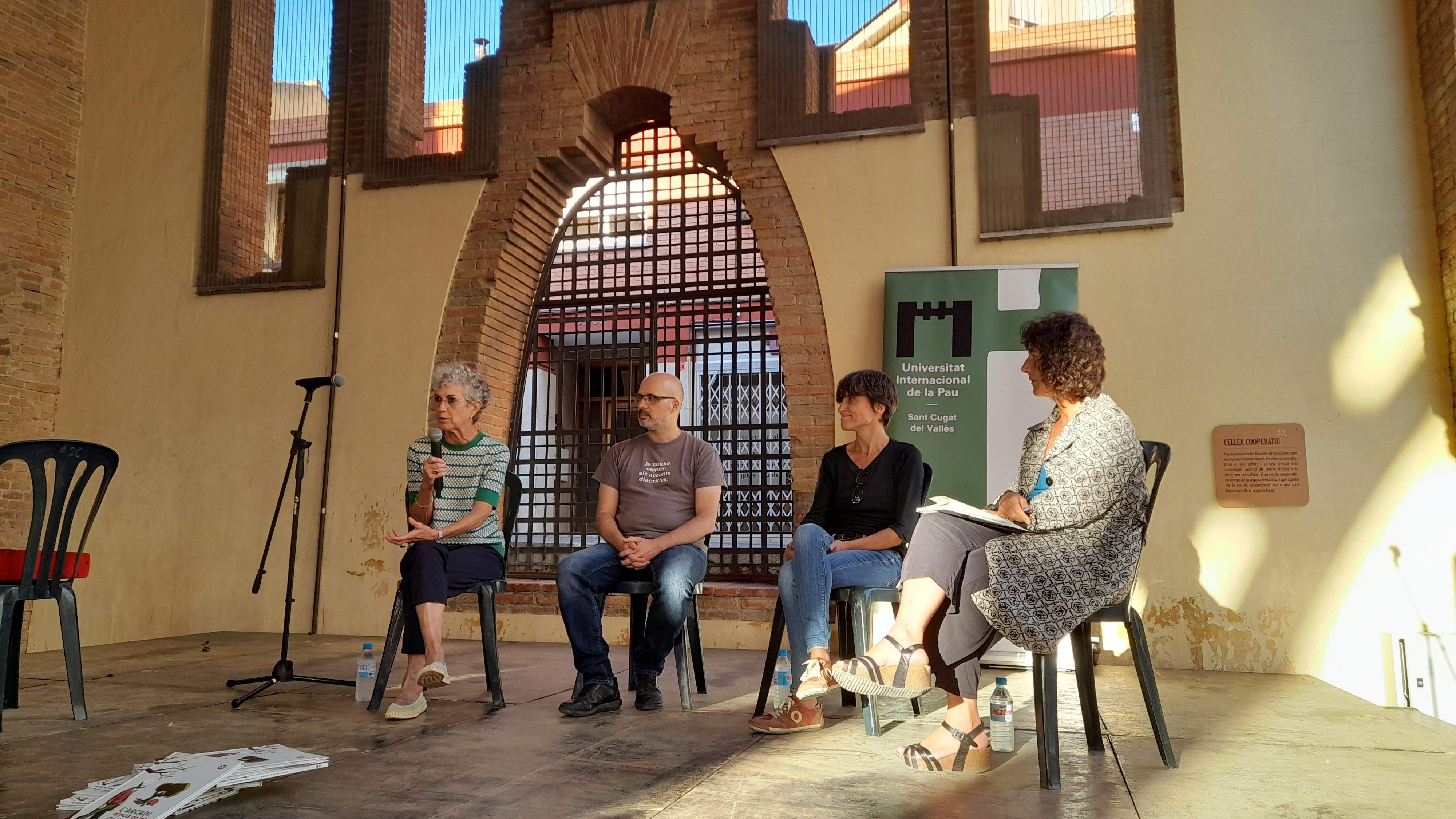 Neus Sotomayor (presidenta d'Unipau), Bernat Oliveres, Mar Valldeoriola i Arantza Díez (conductora de l'acte). FOTO: Cristina Cabasés