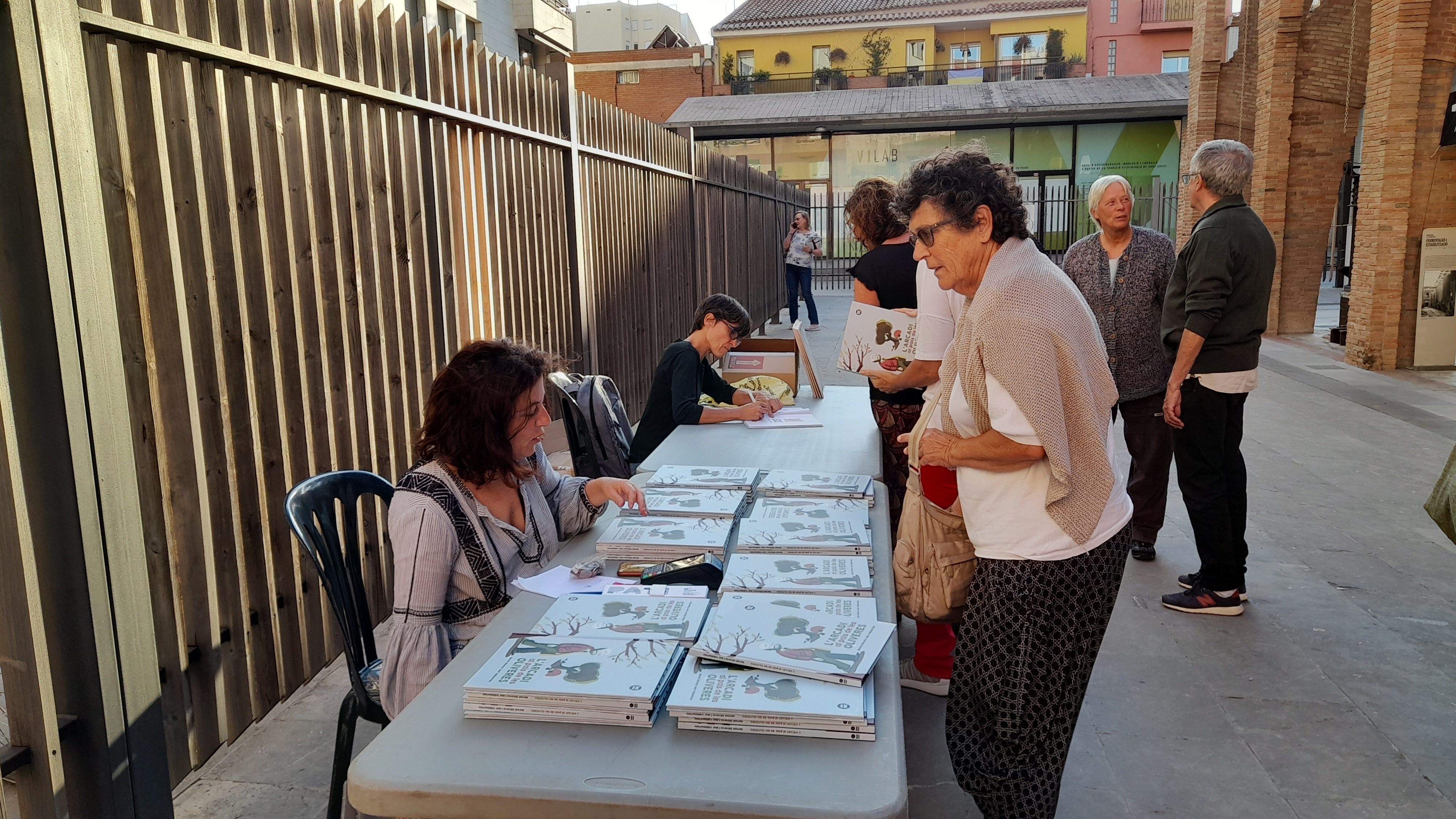 Venda del llibre 'L'Arcadi al país de les oliveres'. FOTO: Cristina Cabasés
