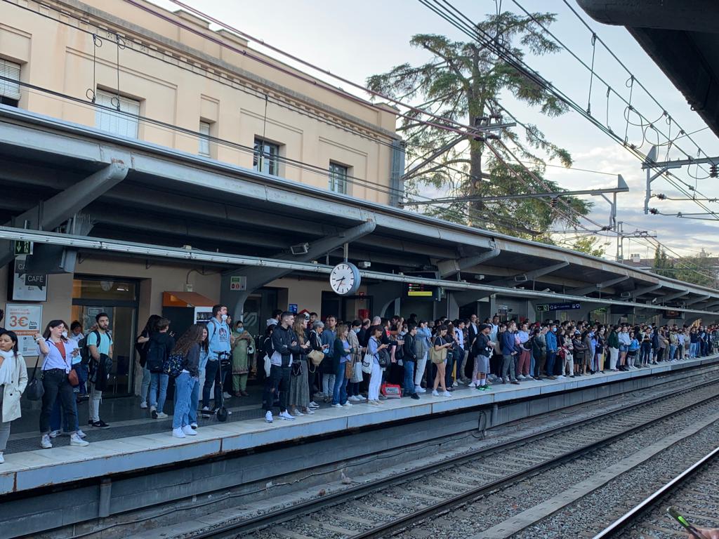 Acumulació de gent a l'estació de Sant Cugat FOTO: Cedida
