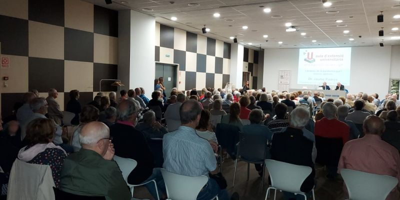 Una de les sales de conferències del SC Trade Center plenes per la conferència de Jaume Padrós a l'inici de l'Aula d'extensió Universitària de Sant Cugat. FOTO: TOT