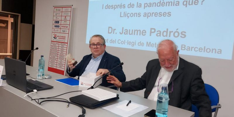 Jaume Padrós, rebent un obsequi del president de l'Aula d'Extensió Universitària