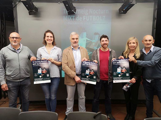 El regidor d'Esports Francesc Carol (centre), amb els regidors de Joventut Alba Gordó i Oriol Sánchez (a esquerra i dreta de Carol) en la presentació del Torneig Nocturn Mixt de Futbol 7. FOTO: Ajuntament