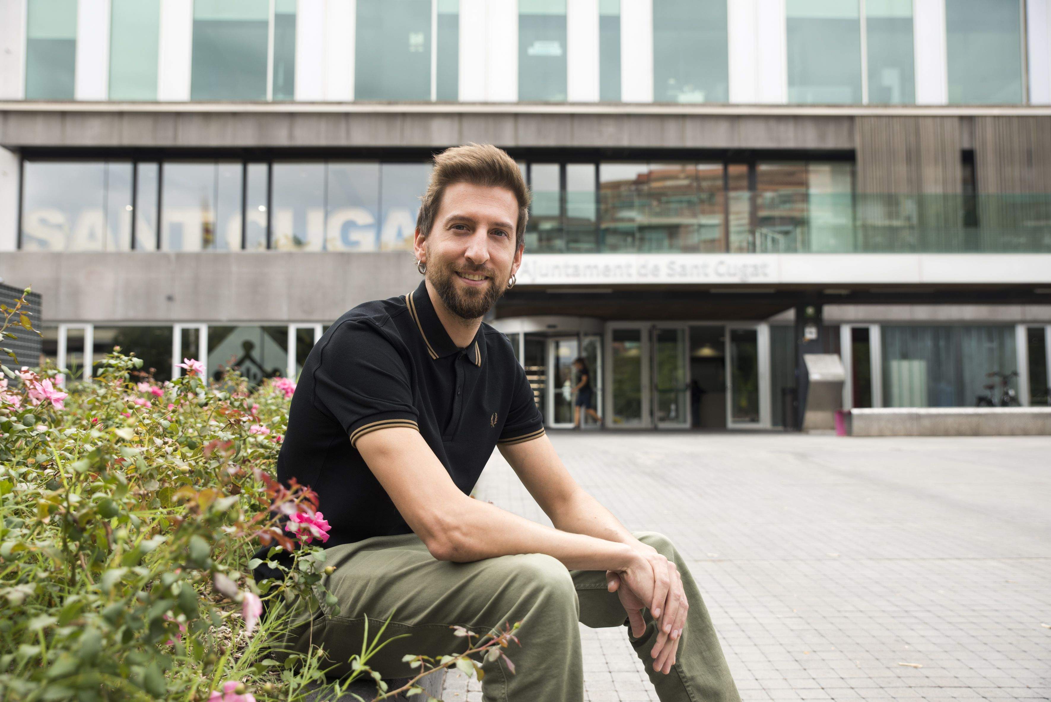 Marco Simarro davant de l'ajuntament FOTO: Bernat Millet