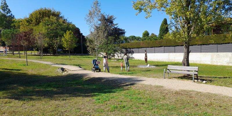 Una família contempla 'Presència exclosa' de Nahuel Forchini. FOTO: Cristina Cabasés