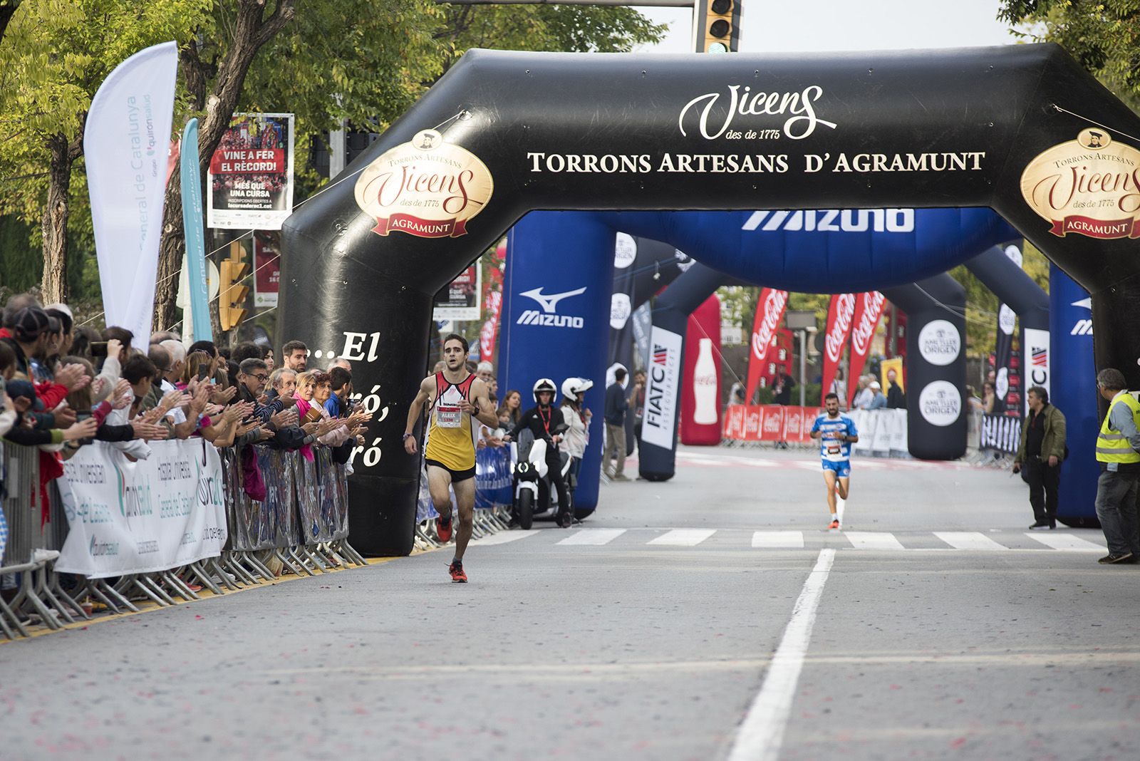 Recta final de La Cursa de Rac1 a Sant Cugat. FOTO: Bernat Millet.