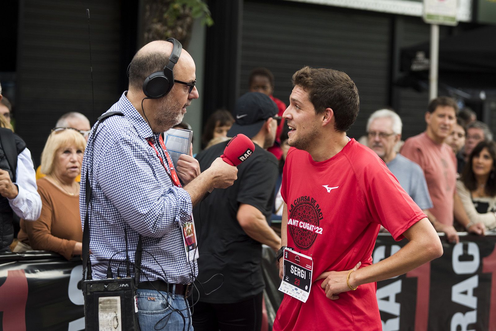 Jordi Basté entrevistant en directe a La Cursa de Rac1 a Sant Cugat. FOTO: Bernat Millet.