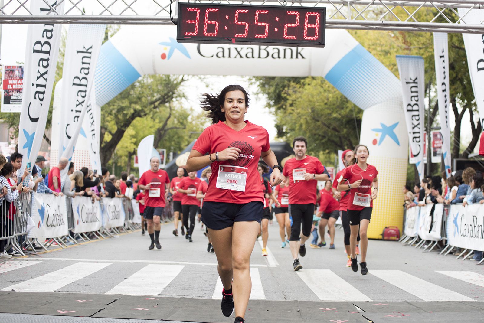 La regidora Esther Madrona participant en La Cursa de Rac1 a Sant Cugat. FOTO: Bernat Millet.