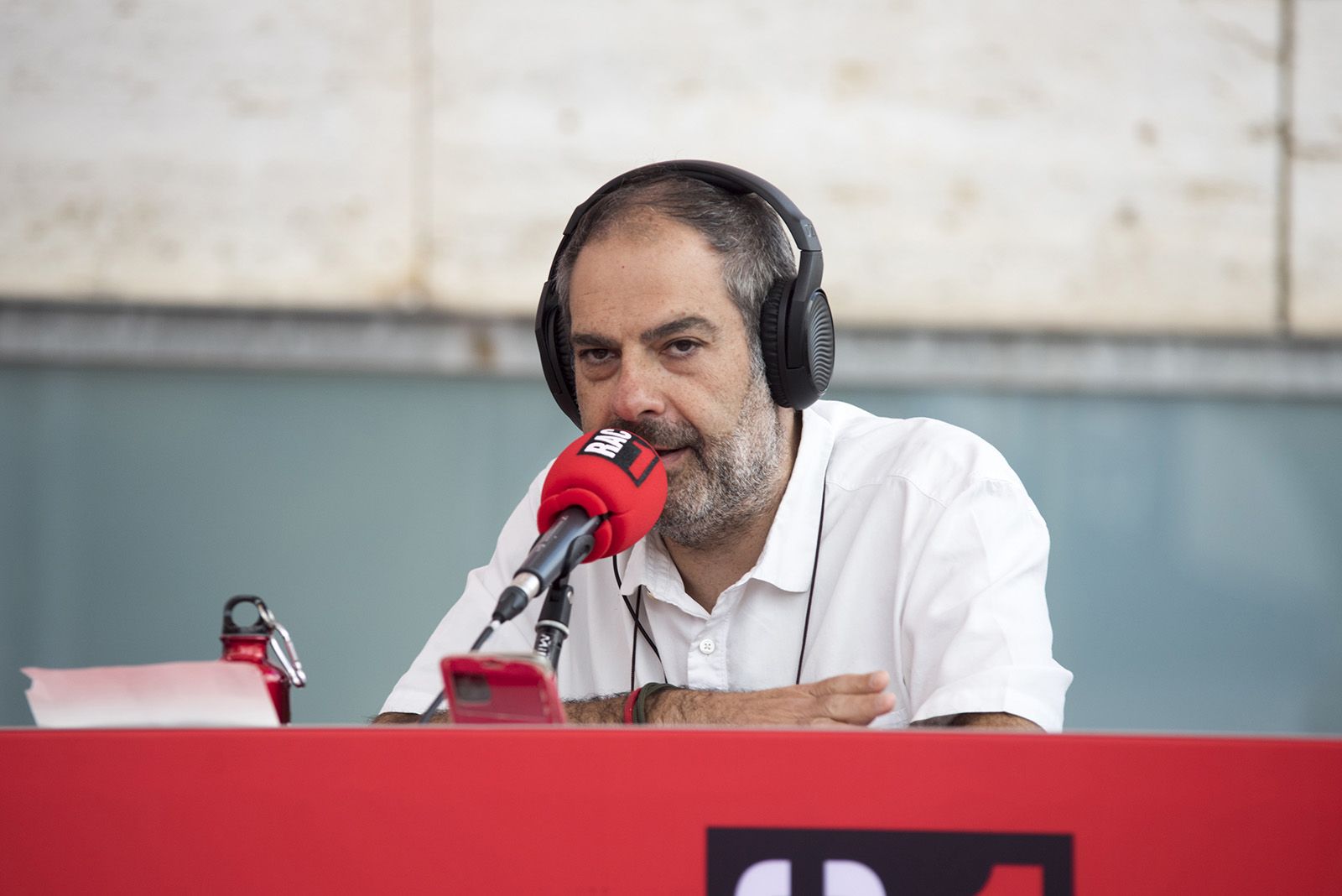 Toni Clapés en directe a La Cursa de Rac1 a Sant Cugat. FOTO: Bernat Millet.