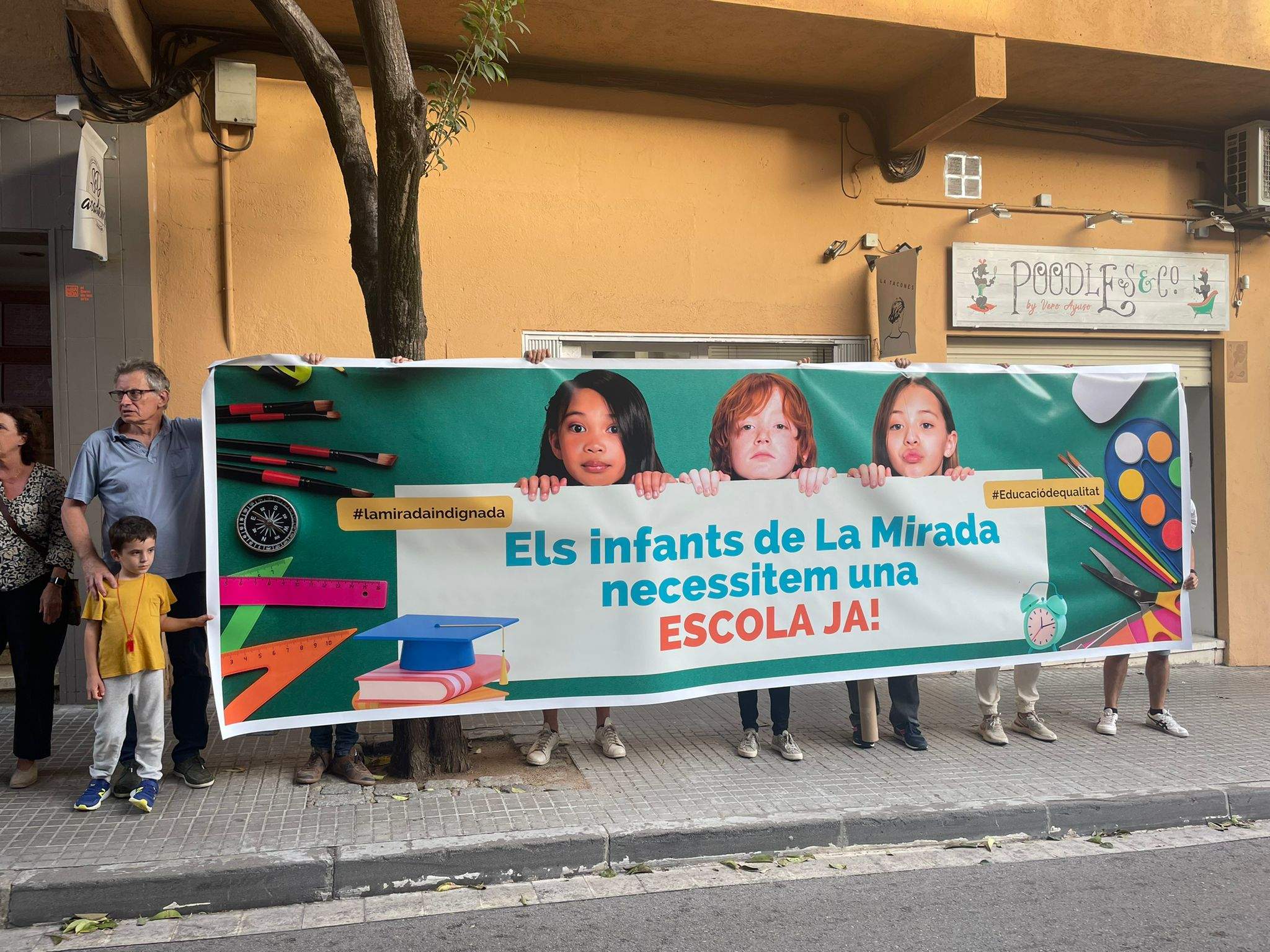 Les famílies de l'escola La Mirada a la porta de La Unió Santcugatenca. FOTO: Àgata Guinó