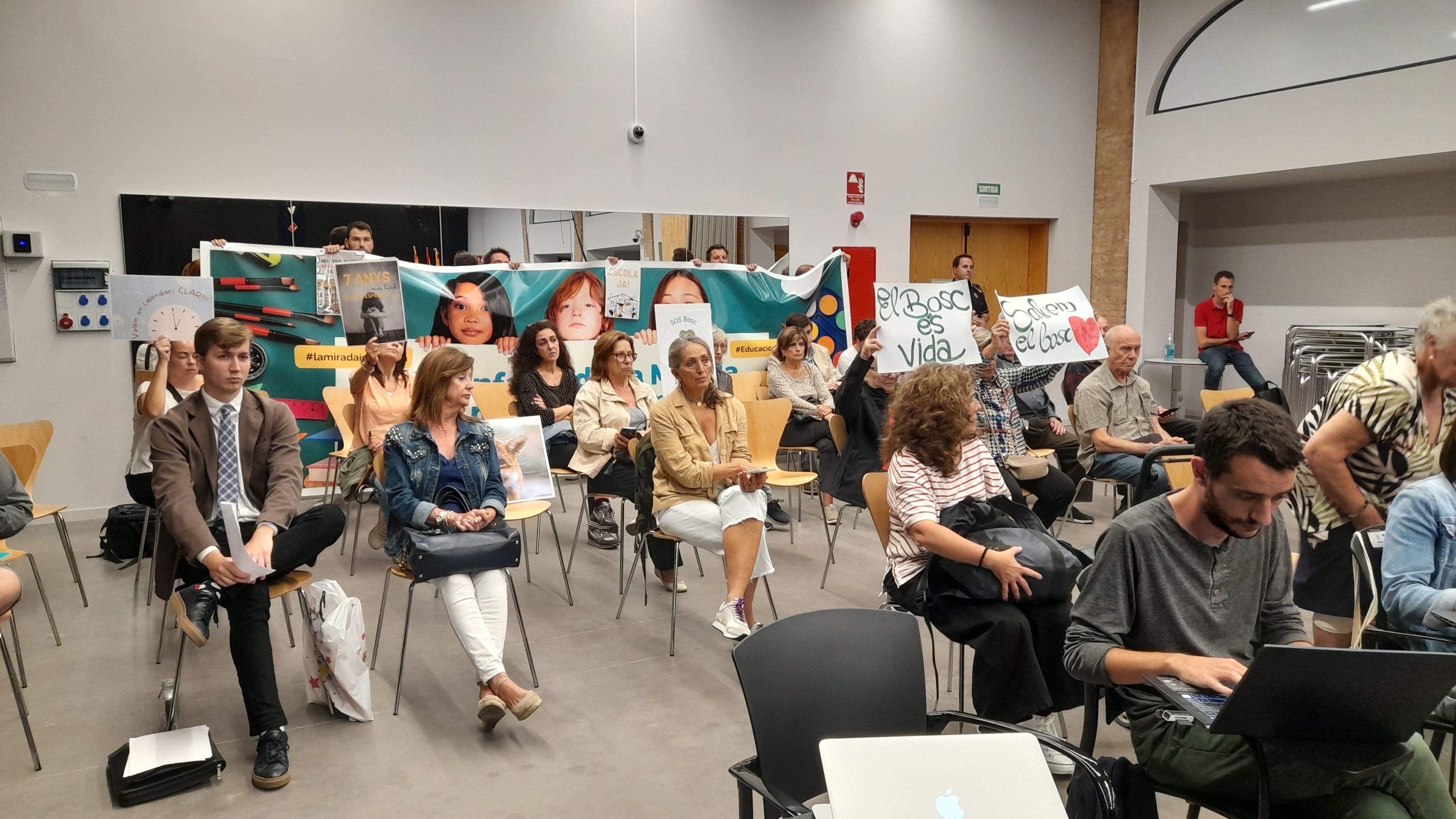 Famílies de l'AFA La Mirada i membres d'entitats en defensa del bosc de Volpelleres. FOTO: Cristina Cabasés