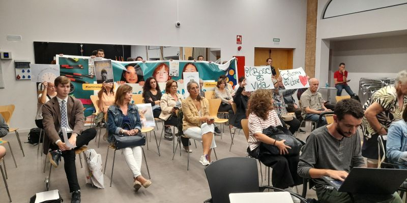 Famílies de l'AFA La Mirada i membres d'entitats en defensa del bosc de Volpelleres. FOTO: Cristina Cabasés