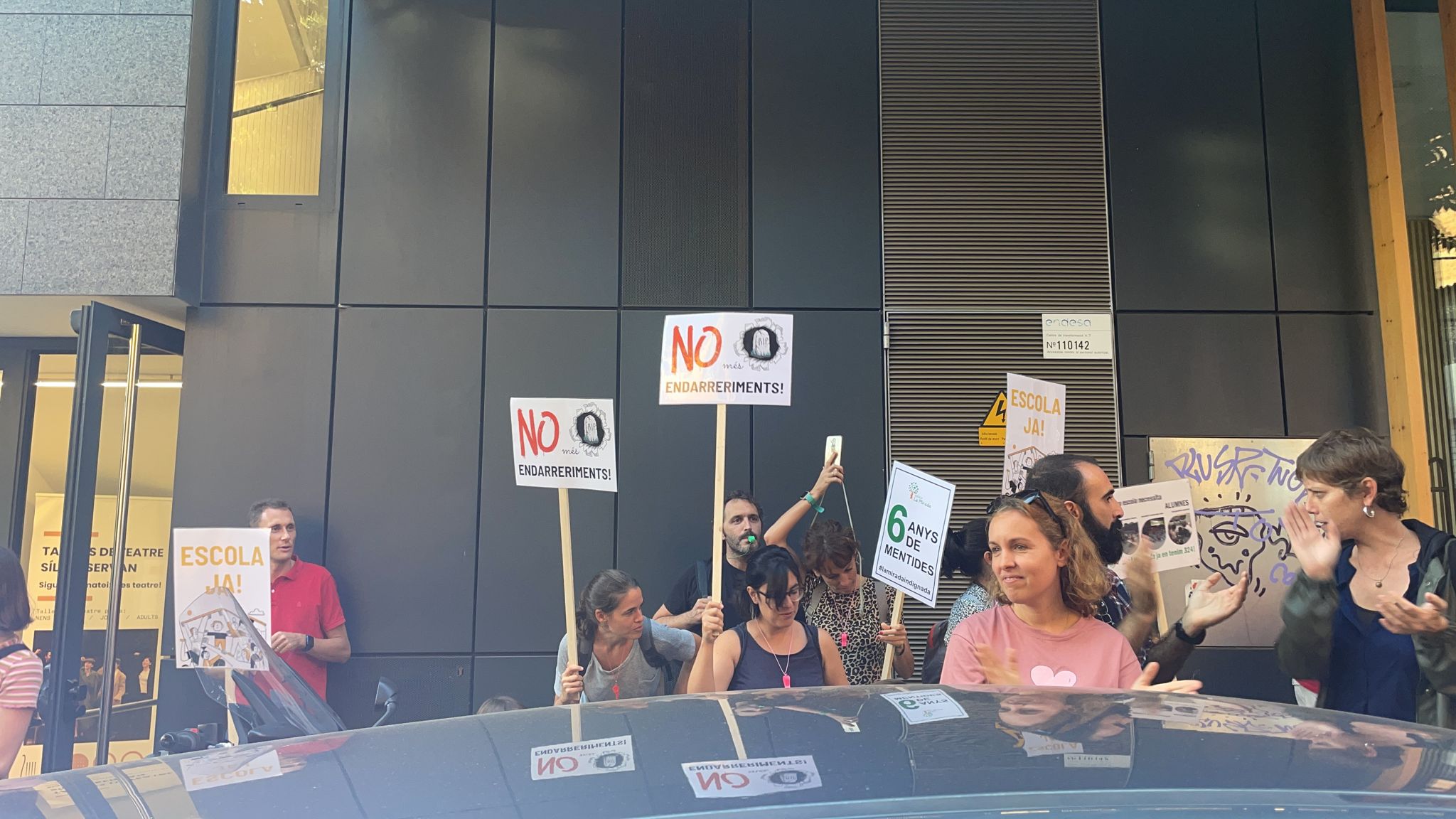 Les famílies de La Mirada es manifesten durant ple municipal d'octubre. FOTO: Àgata Guinó